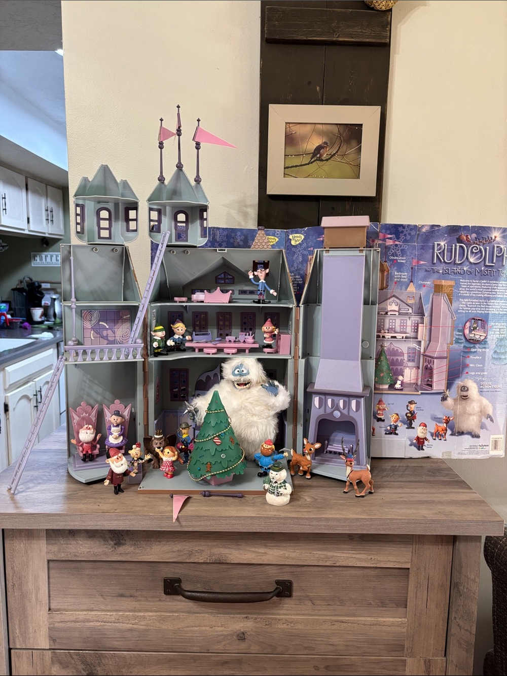 VINTAGE PLAYING MANTIS 2002 Rudolph & Island Of Misfit Toys Santa’s Castle SET